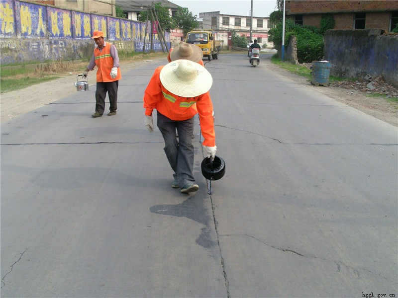 沥青道路灌缝胶的施工流程和注意事项